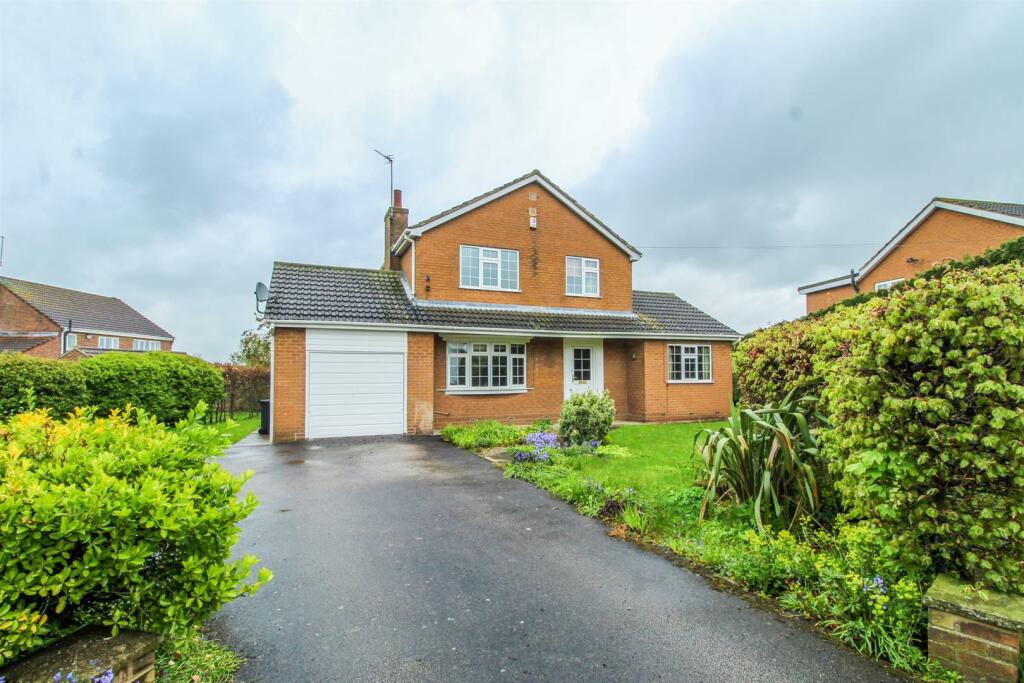 4 bedroom detached house for sale in Manor Farm Close, Kellington