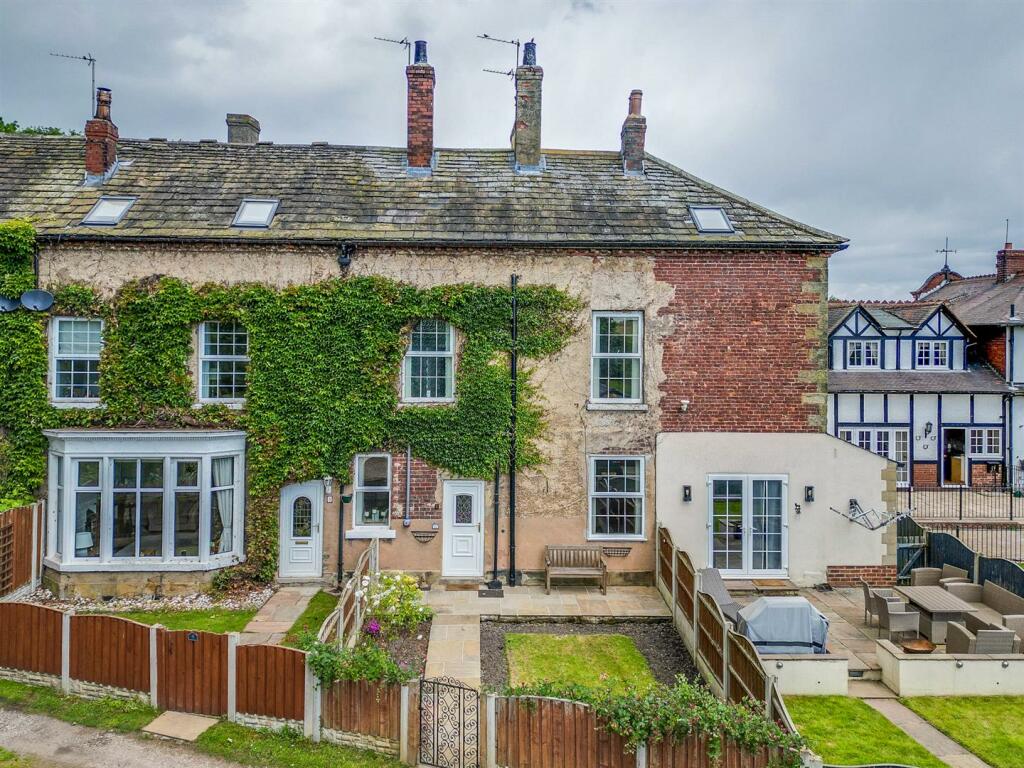 2 bedroom terraced house for sale in New Road, Old Snydale, Pontefract, WF7