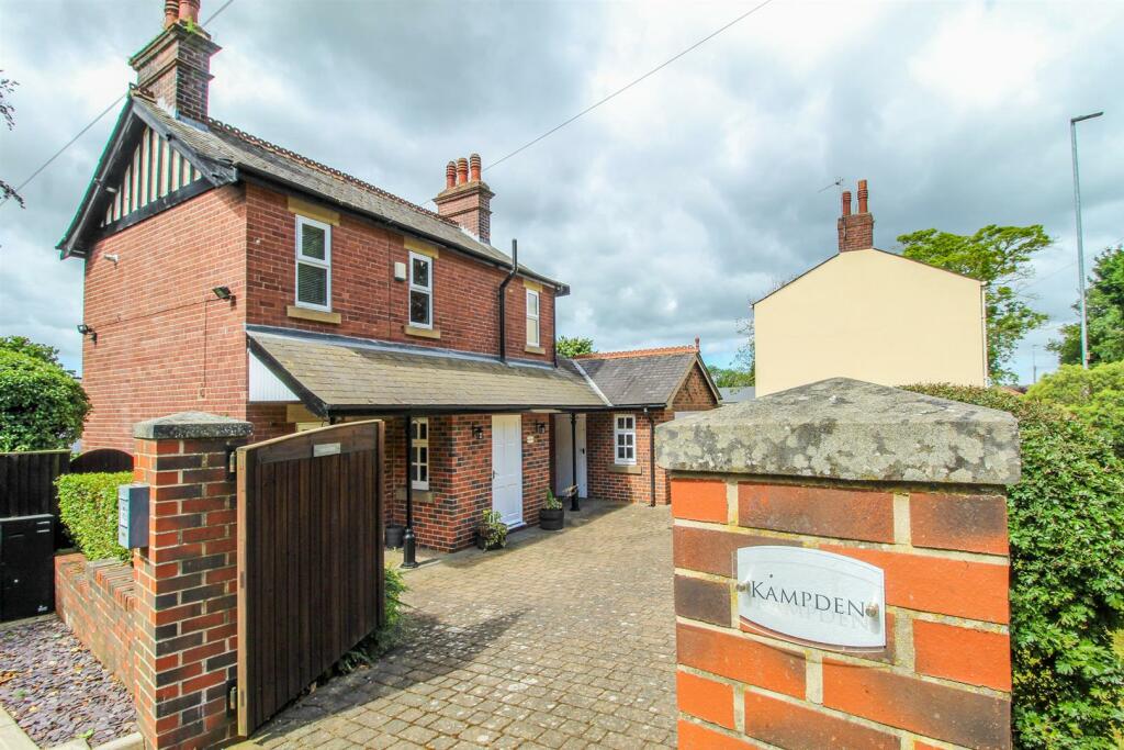 3 bedroom detached house for sale in Darrington Road, Pontefract, WF8