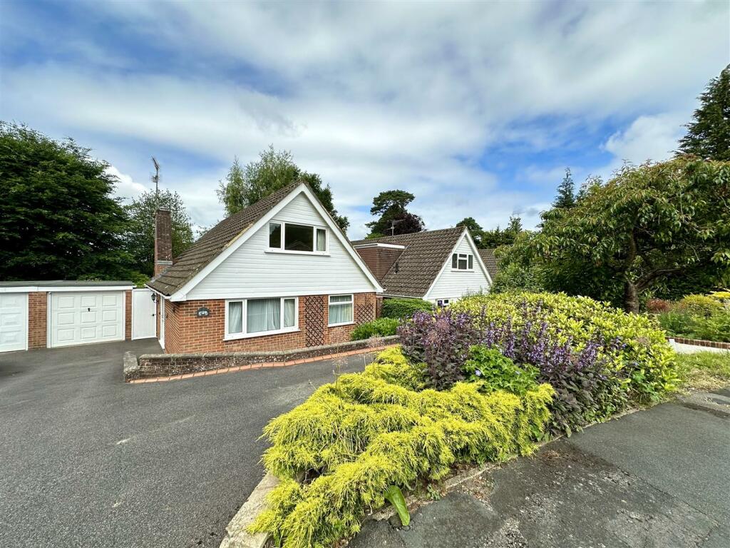 4 bedroom link detached house for sale in Fern Close, Frimley, Camberley, GU16
