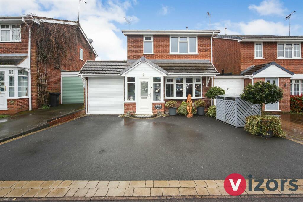 3 bedroom link detached house for sale in Hollyberry Close, Winyates