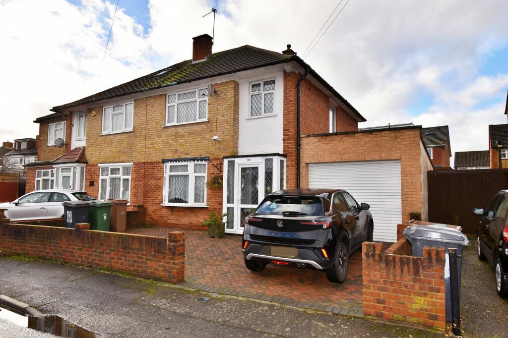 3 bedroom semidetached house for sale in The Bramblings, Chingford