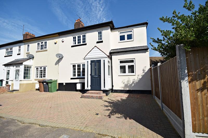 3 bedroom end of terrace house for sale in Malvern Avenue, Highams Park