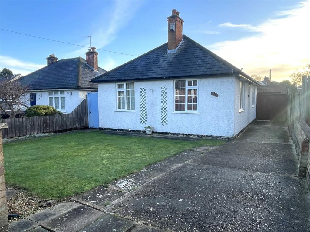 2 bedroom detached bungalow for sale in Old Hale Way, Hitchin, SG5