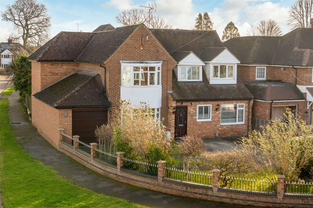 4 bedroom detached house for sale in Bearton Green, Hitchin, SG5