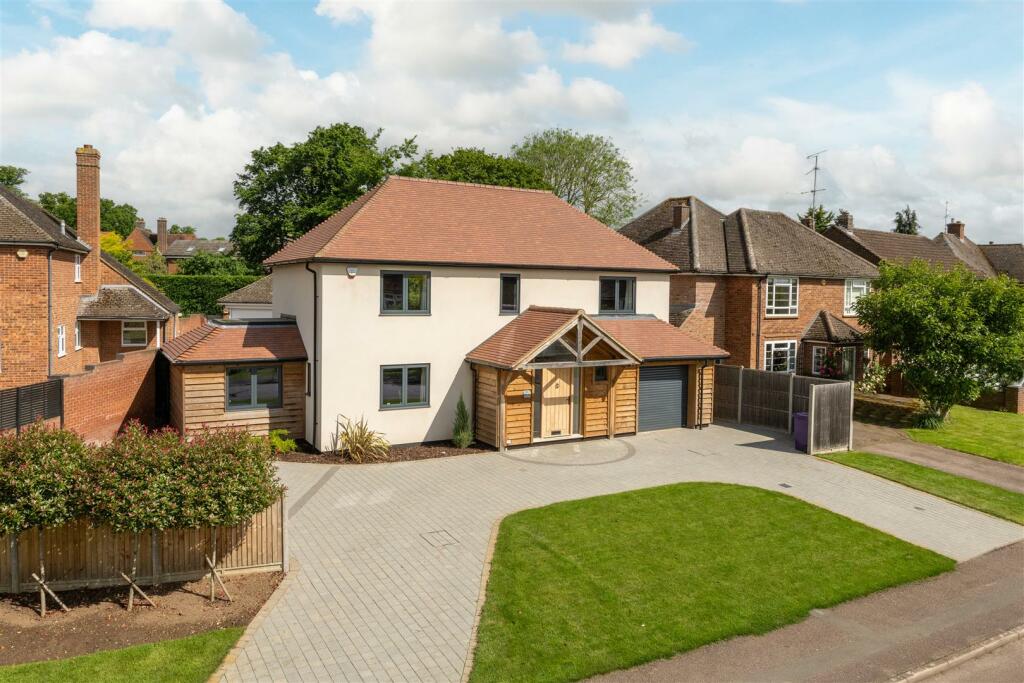 4 bedroom detached house for sale in Dale Close, Hitchin, SG4