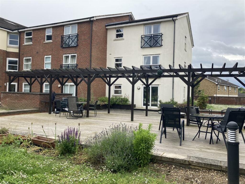 2 bedroom apartment for sale in Walsworth Road, Hitchin, SG4