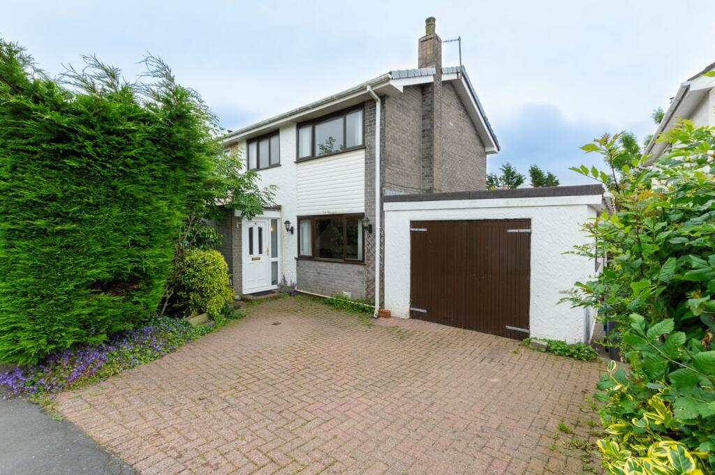 3 bedroom semidetached house for sale in Ffordd Rhiannon, Llanfairpwll