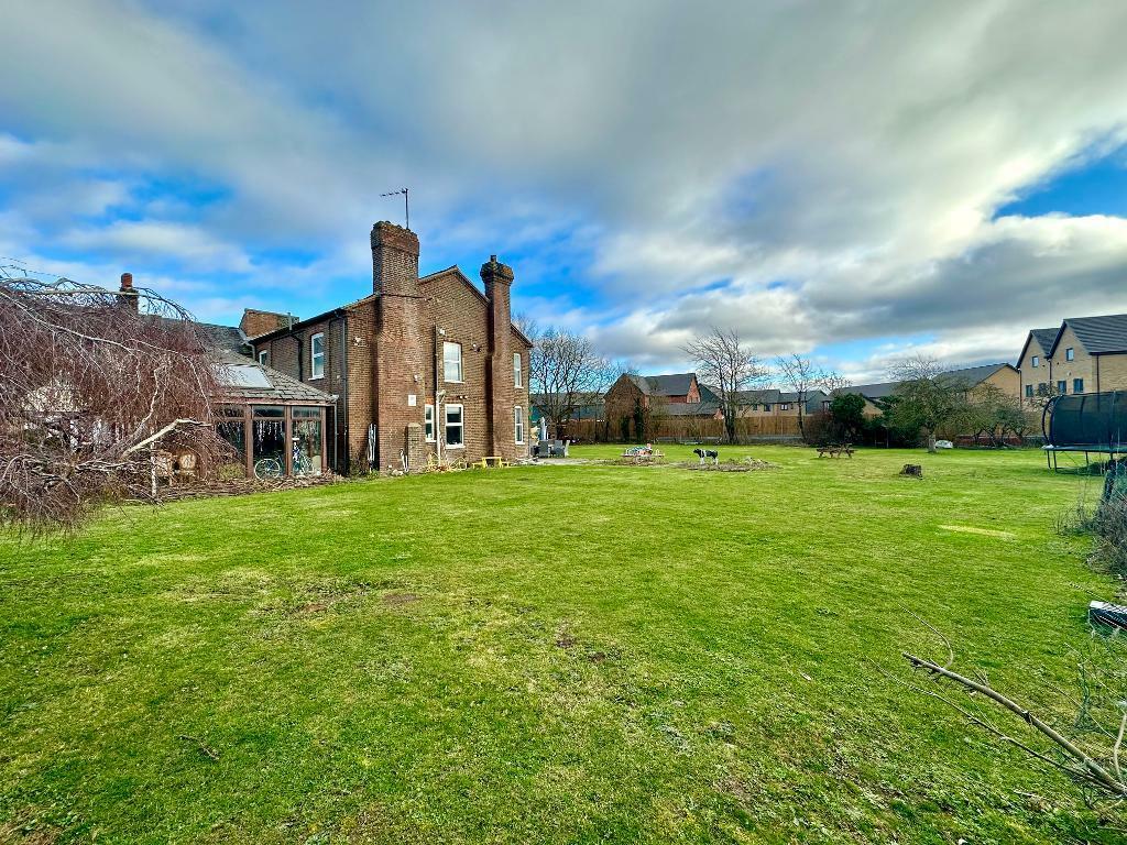 6 bedroom detached house for sale in Thorngreen Farm, Thorn, Dunstable