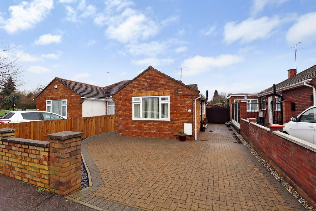 2 bedroom bungalow for sale in Laburnum Grove, Warden Hills, Luton