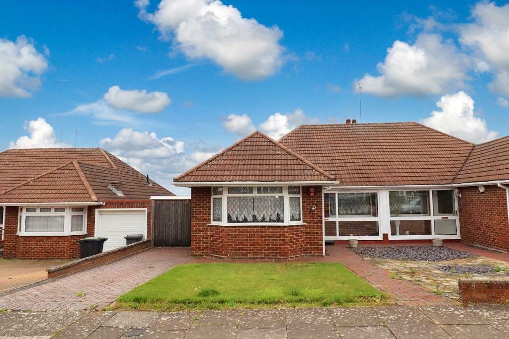 3 bedroom bungalow for sale in Wadhurst Avenue, Icknield, Luton