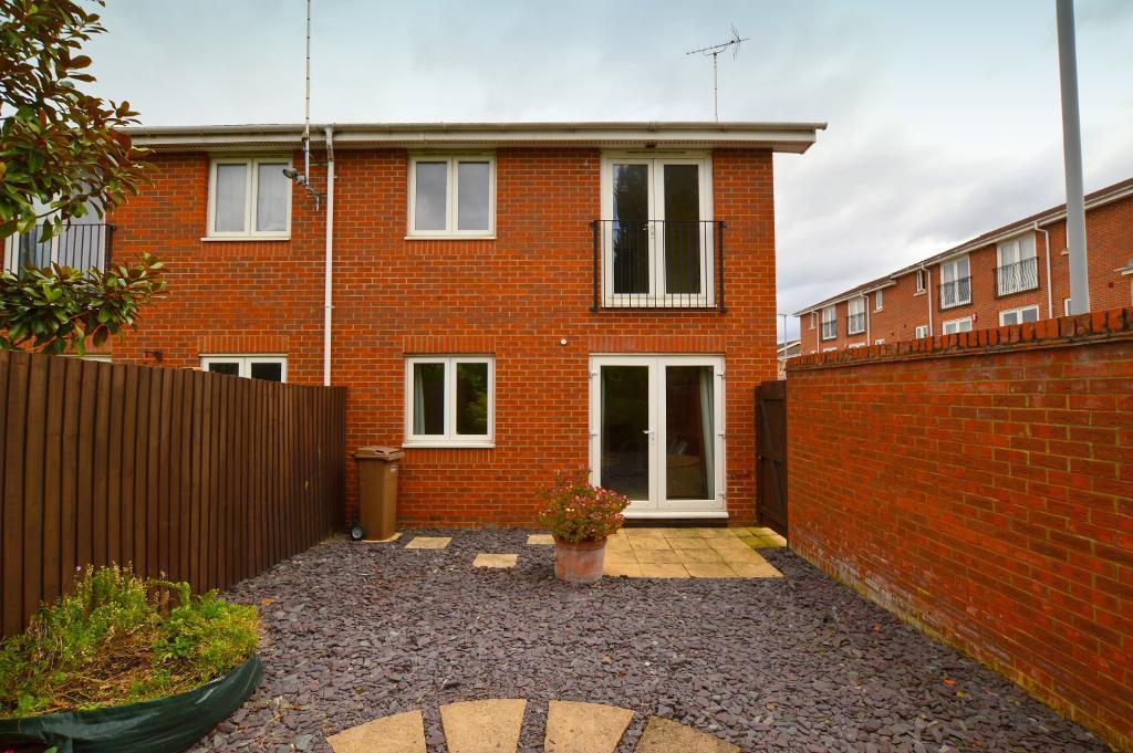 3 bedroom end of terrace house for sale in Primrose Close, New Bedford