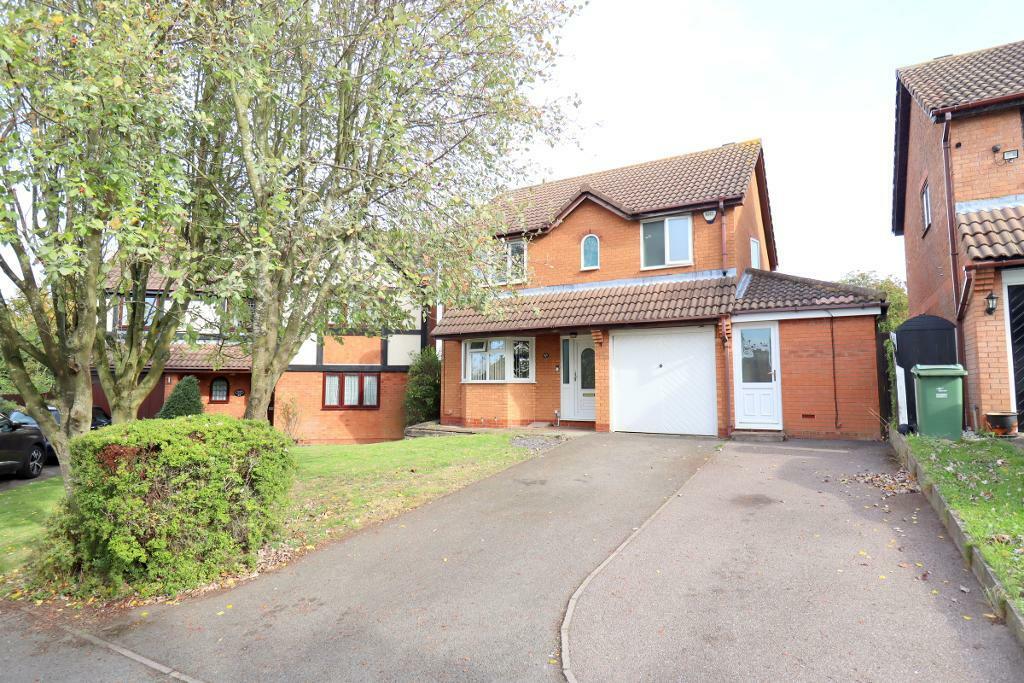 5 bedroom detached house for sale in Cromer Way, Bushmead, Luton