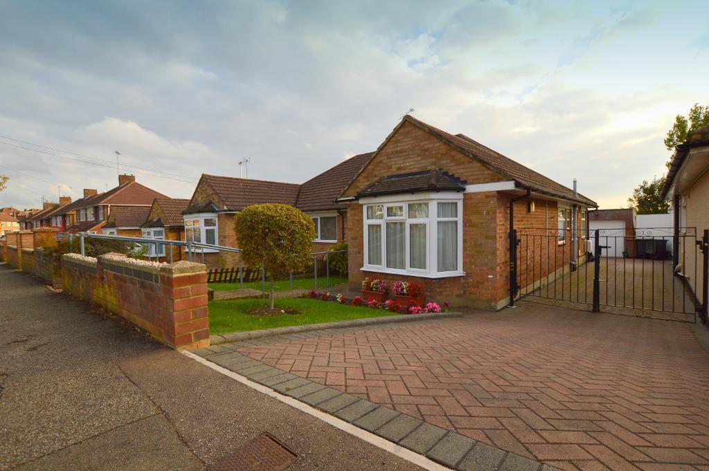 3 bedroom bungalow for sale in Pennine Avenue, Sundon Park, Luton