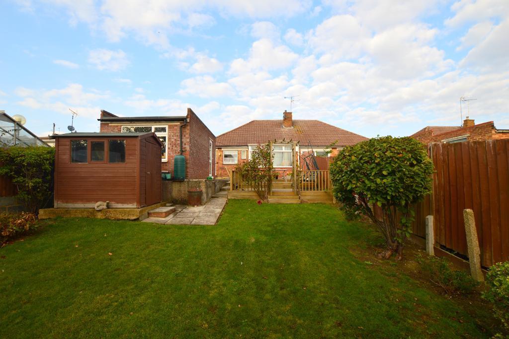3 bedroom bungalow for sale in Pennine Avenue, Sundon Park, Luton