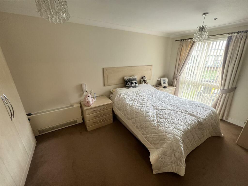 2 bedroom flat for sale in Greenwich Gardens, 34 Greenwich Drive North