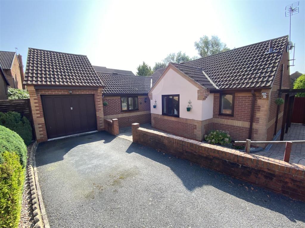 3 bedroom bungalow for sale in Wheatsheaf Close, Oakwood, Derby, DE21