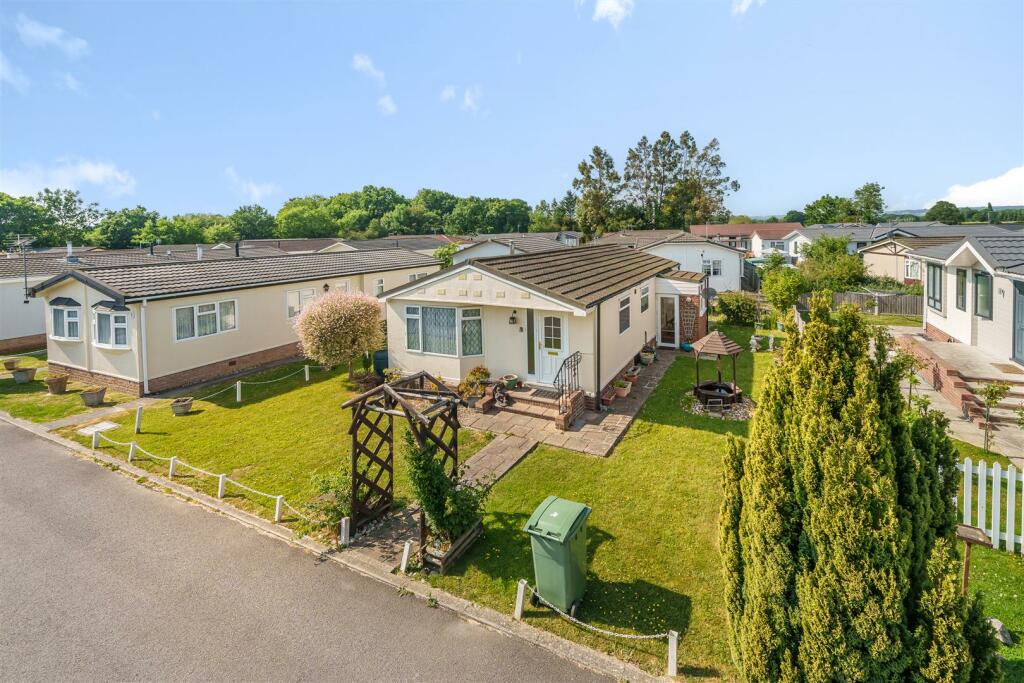 3 bedroom mobile home for sale in Bletchenden Road, Headcorn, Ashford, TN27