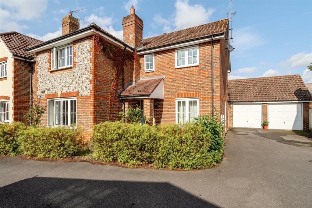 4 bedroom detached house for sale in Barn Meadow, Staplehurst