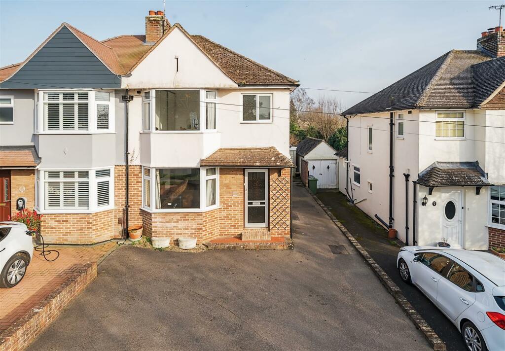 3 bedroom semidetached house for sale in North Street, Barming