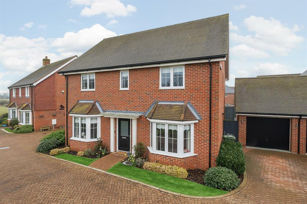 4 bedroom detached house for sale in Hop Pocket Way, Headcorn, Ashford, TN27