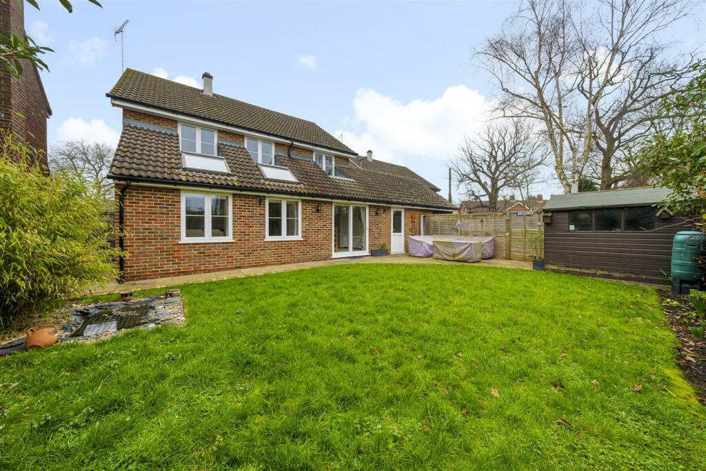 4 bedroom detached house for sale in Ashleigh Gardens, Headcorn