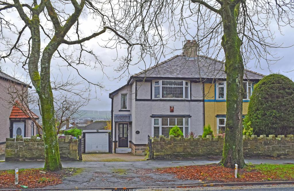 2 bedroom semidetached house for sale in Casterton Avenue, Burnley, BB10
