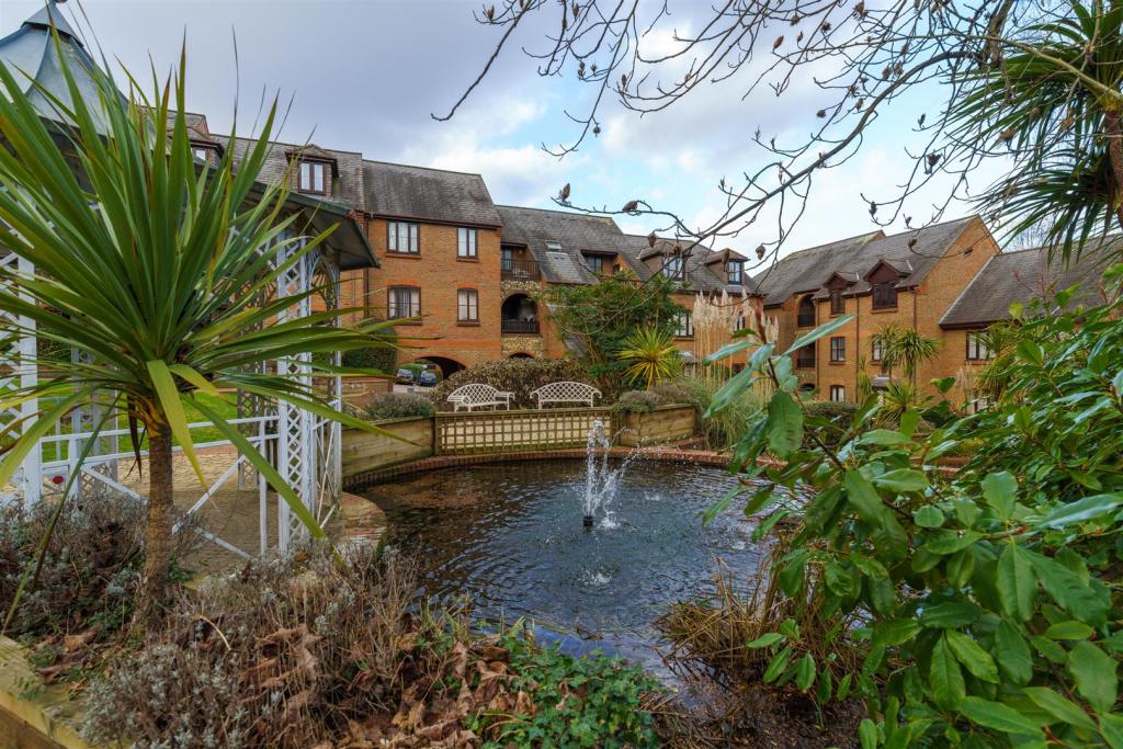 1 bedroom flat for sale in Dolphin Court, High HP11