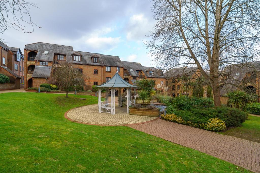 1 bedroom flat for sale in Dolphin Court, High HP11