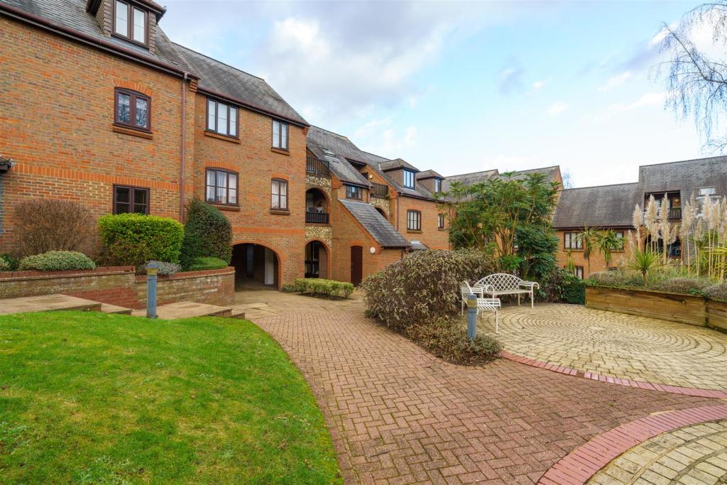 1 bedroom flat for sale in Dolphin Court, High HP11