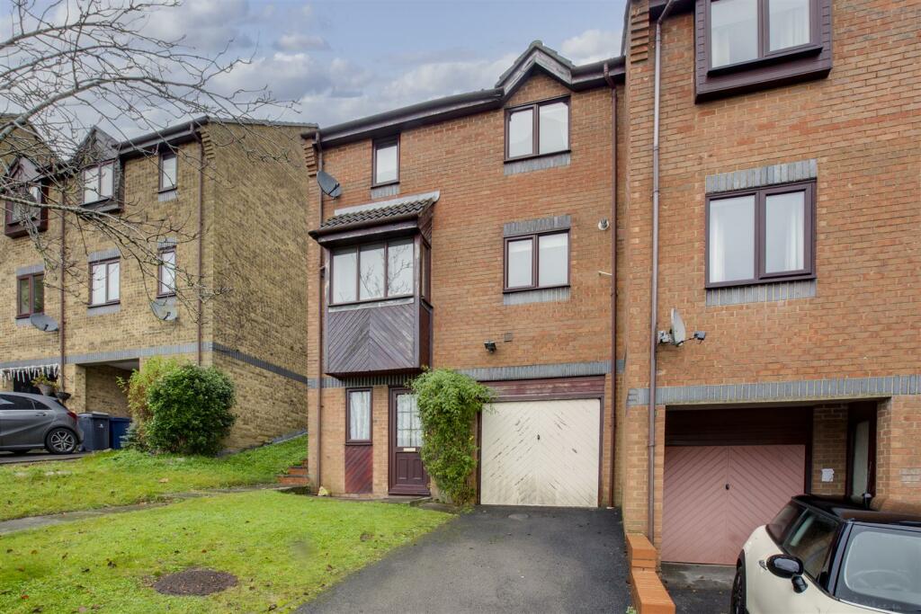 3 bedroom semidetached house for sale in Garratts Way, High