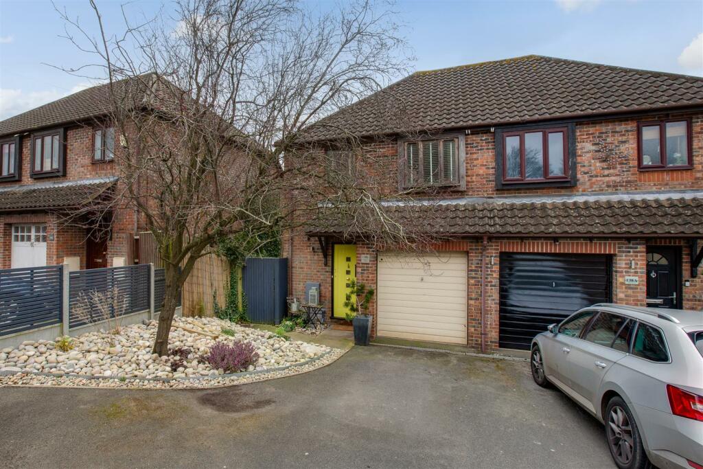 3 bedroom semidetached house for sale in Hatters Lane, High HP13