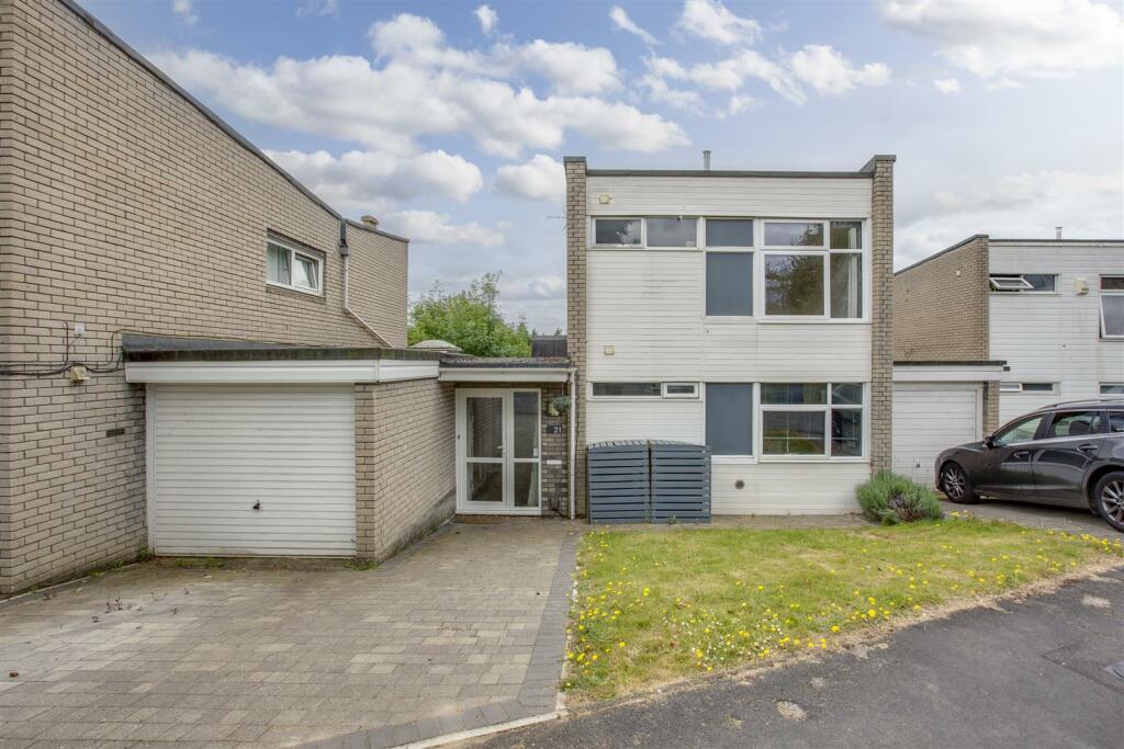 4 bedroom link detached house for rent in Downley, High HP13