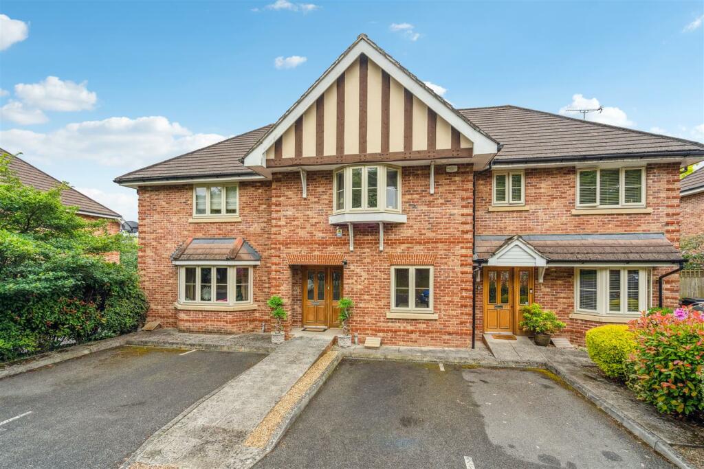 4 bedroom town house for sale in Templeside Gardens, High HP12