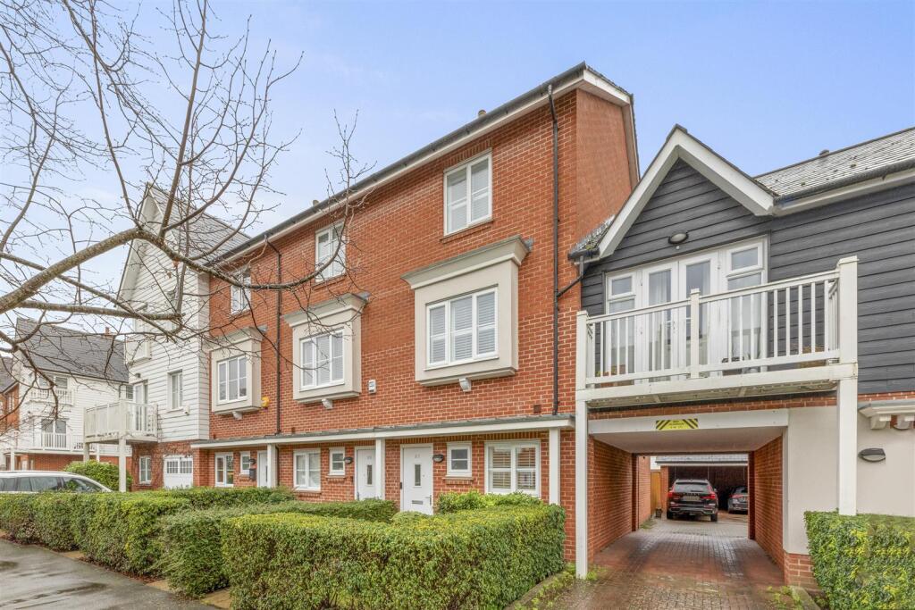 Main image of property: CHEQUERS AVENUE, HIGH WYCOMBE (IMMACULATE CONDITION)