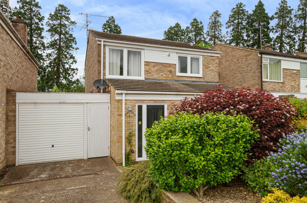 3 bedroom link detached house for sale in Holly Hedge Road, Frimley