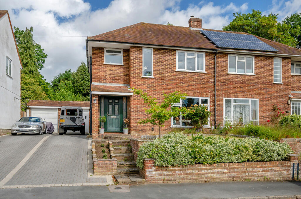 3 bedroom semidetached house for sale in Farm Road, Frimley, Camberley