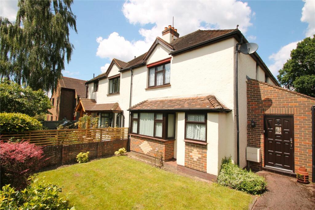 3 bedroom semidetached house for sale in Chobham Road, Frimley