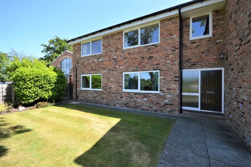 2 bedroom flat for rent in Swann Lane, Cheadle Hulme, SK8