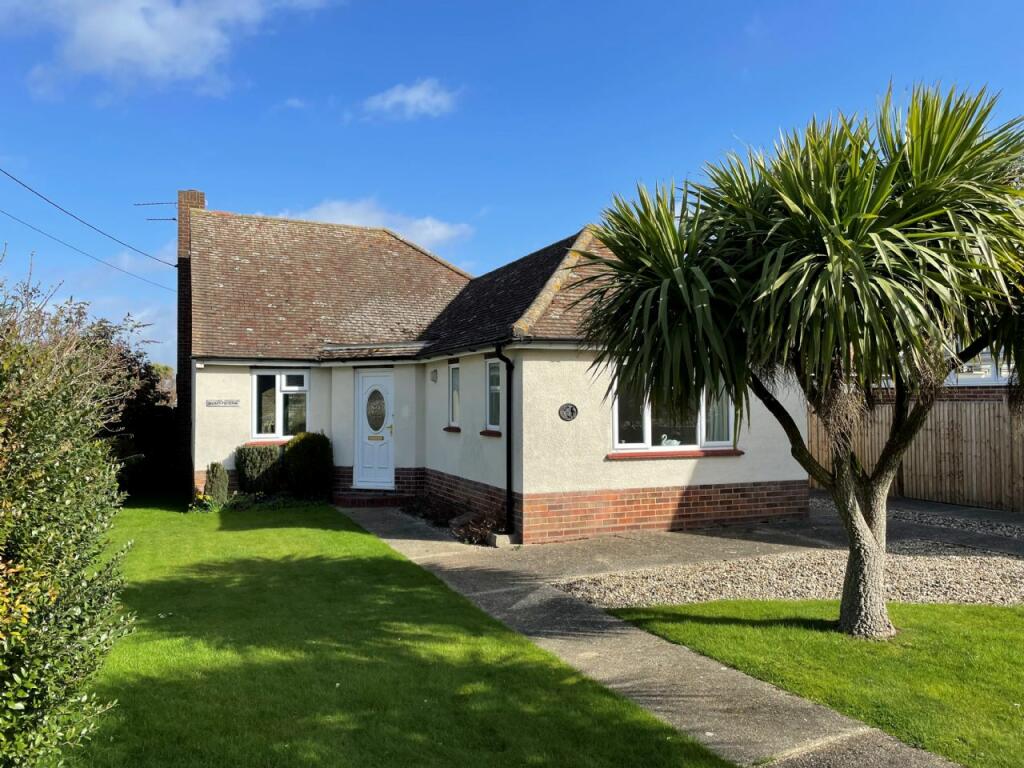 2 bedroom detached bungalow for sale in Walton Road,kirbylesoken, CO13