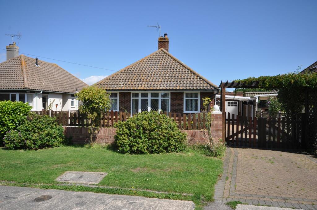2 bedroom detached bungalow for sale in Warley Way, Frintononsea, CO13