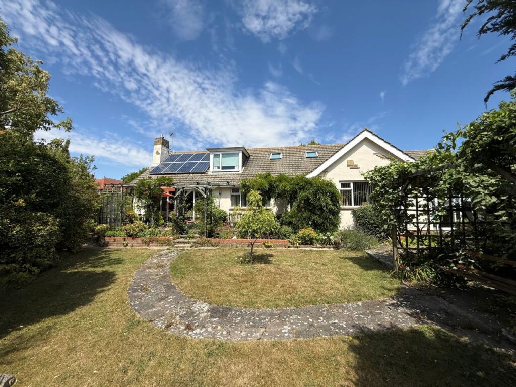 Main image of property: HADLEIGH ROAD, FRINTON-ON-SEA