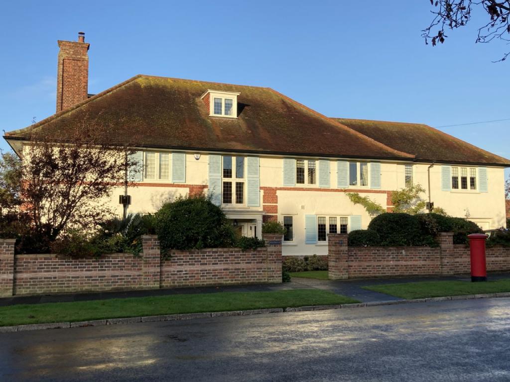 6 bedroom detached house for sale in Second Avenue, Frintononsea, CO13