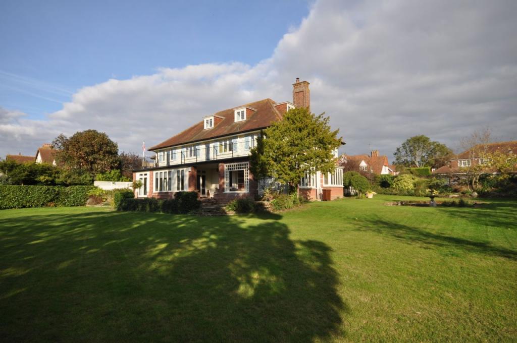 6 bedroom detached house for sale in Second Avenue, Frintononsea, CO13