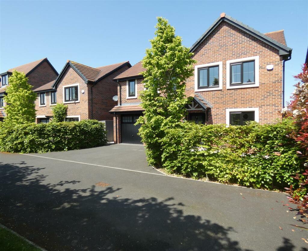 5 bedroom detached house for sale in Pipers Hollow, Sandbach, CW11