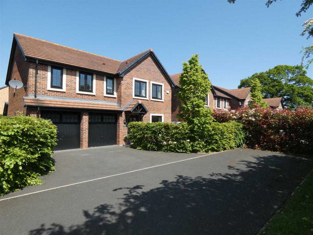 5 bedroom detached house for sale in Pipers Hollow, Sandbach, CW11