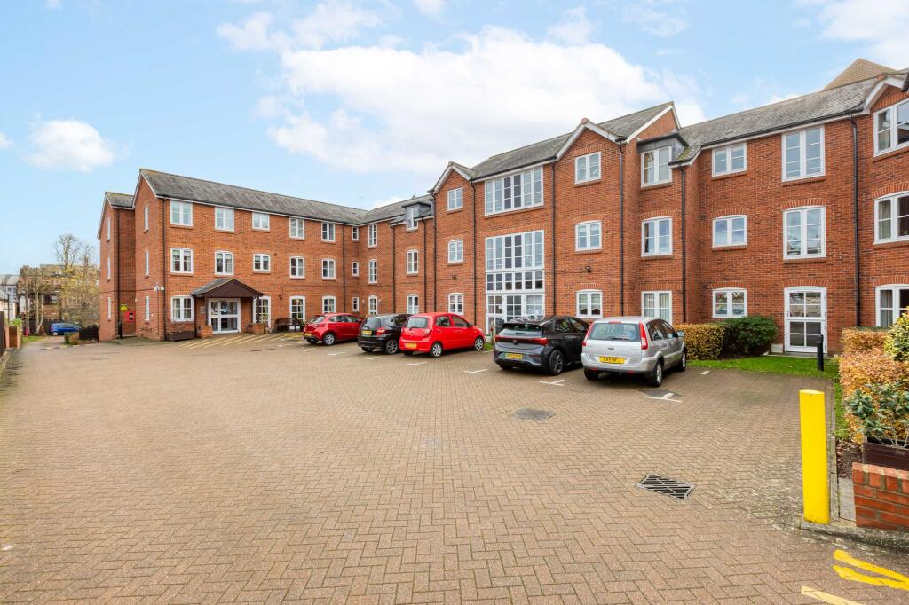 Main image of property: Paynes Park, Hitchin, SG5