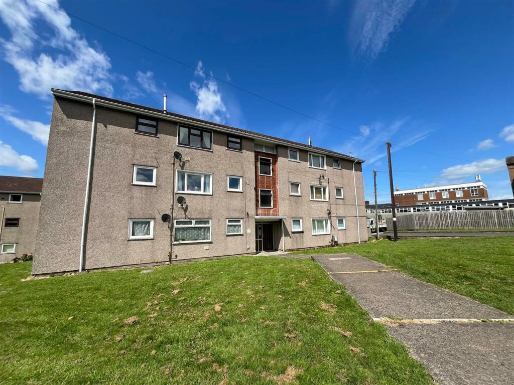 3 bedroom flat for sale in Claude Road, Caerphilly, CF83