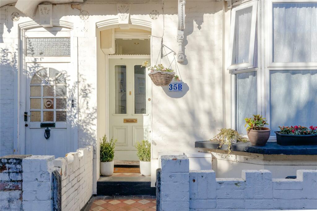 2 bedroom flat for sale in Park Grove Road, Leytonstone, London, E11