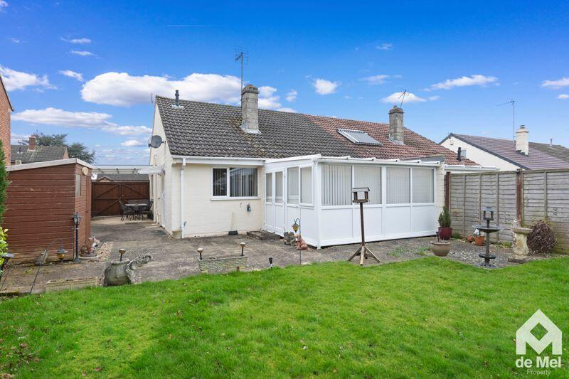 2 bedroom semidetached bungalow for sale in Longlands Close,